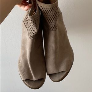 Women’s taupe laser cut heels